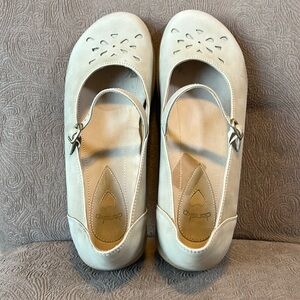 Dansko Mary Jane-style light tan shoes w/ cut-out design. Sz 41 EU 10.5-11 US